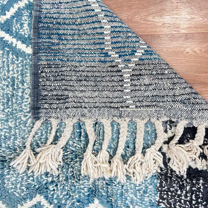 Vintage Moroccan wool rug 775 – handmade blue and ivory Berber carpet (242 × 161 cm / 7.94 × 5.28 ft).
