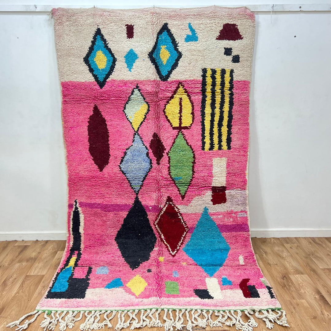 Vintage Moroccan wool rug 262 – handmade pink rug with colorful diamond abstract design (268 × 158 cm).