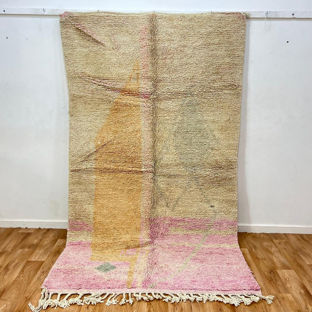Vintage Moroccan wool rug 339 – handmade pastel beige and pink abstract design (265 × 156 cm).