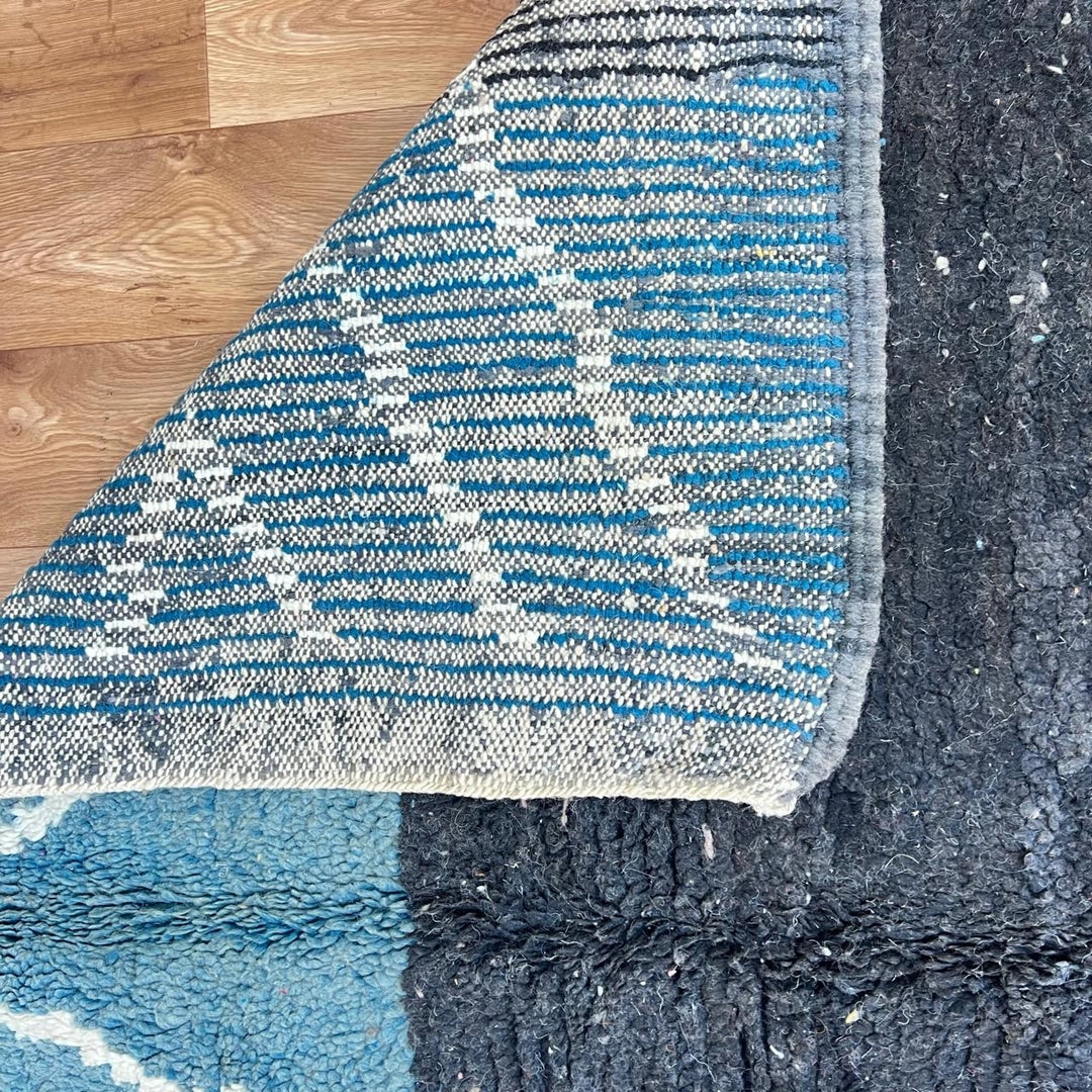 Vintage Moroccan wool rug 775 – handmade blue and ivory Berber carpet (242 × 161 cm / 7.94 × 5.28 ft).