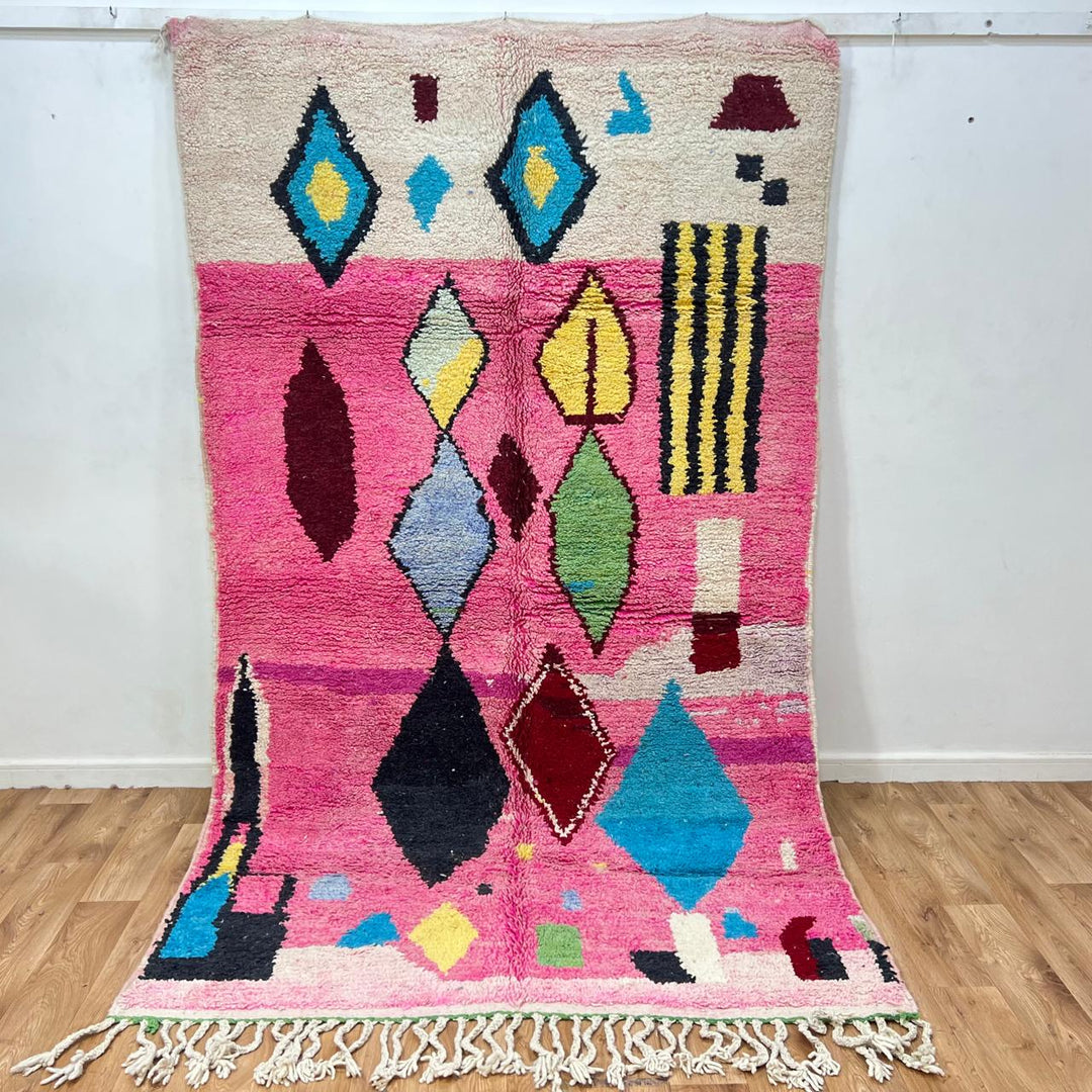 Vintage Moroccan wool rug 262 – handmade pink rug with colorful diamond abstract design (268 × 158 cm).