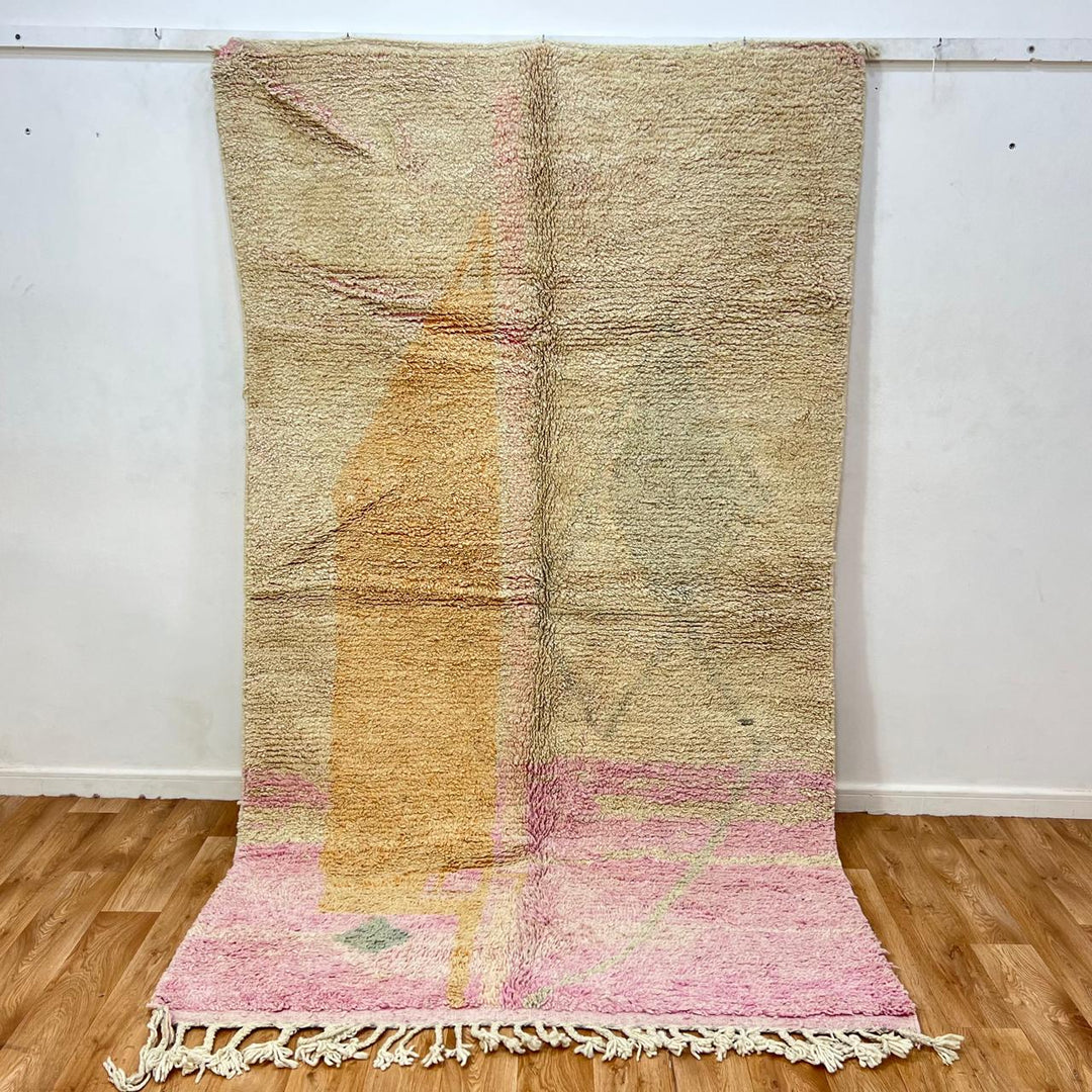 Vintage Moroccan wool rug 339 – handmade pastel beige and pink abstract design (265 × 156 cm).