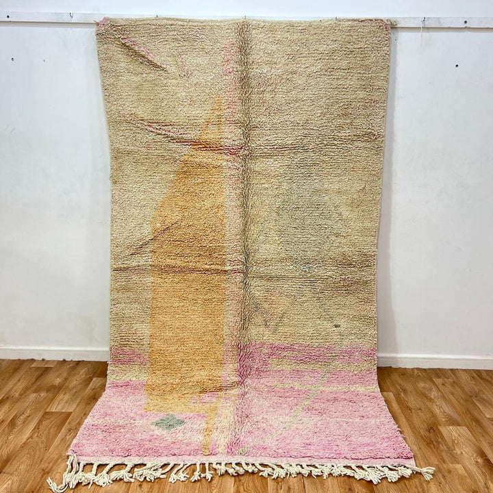 Vintage Moroccan wool rug 339 – handmade pastel beige and pink abstract design (265 × 156 cm).