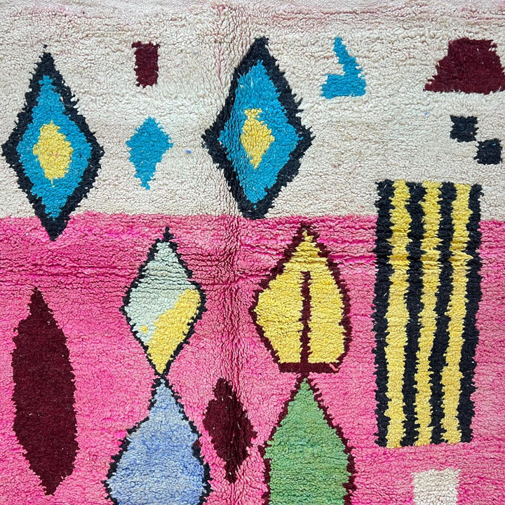 Vintage Moroccan wool rug 262 – handmade pink rug with colorful diamond abstract design (268 × 158 cm).