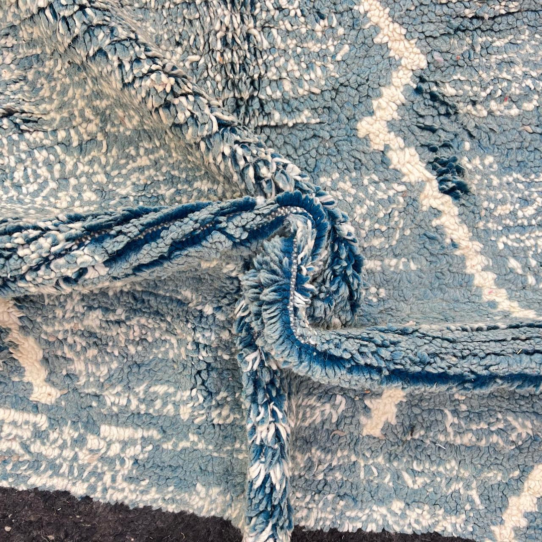 Vintage Moroccan wool rug 775 – handmade blue and ivory Berber carpet (242 × 161 cm / 7.94 × 5.28 ft).