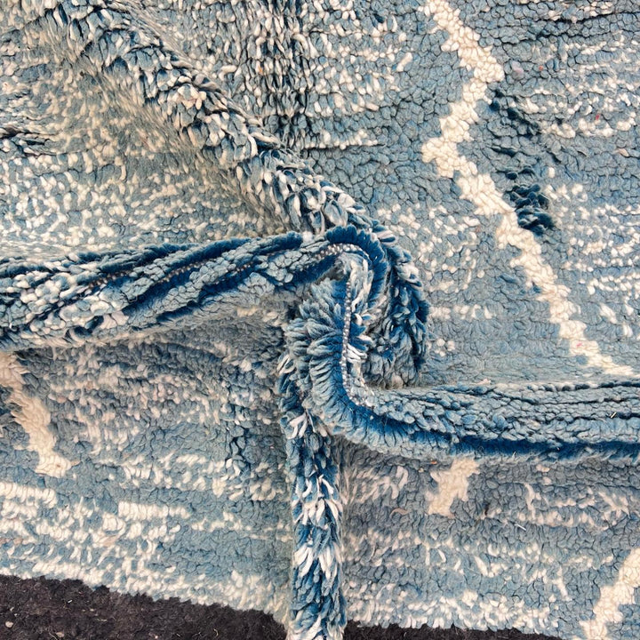 Vintage Moroccan wool rug 775 – handmade blue and ivory Berber carpet (242 × 161 cm / 7.94 × 5.28 ft).