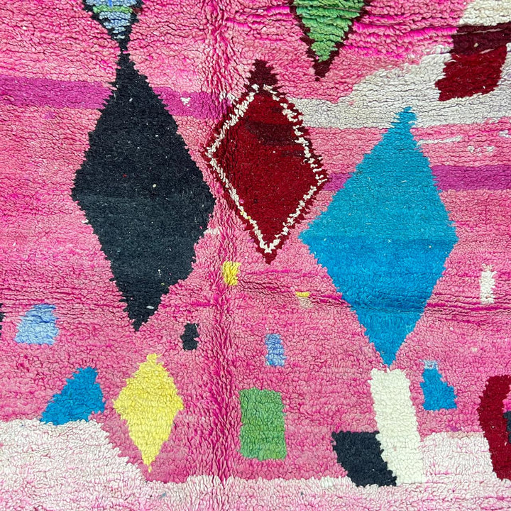 Vintage Moroccan wool rug 262 – handmade pink rug with colorful diamond abstract design (268 × 158 cm).