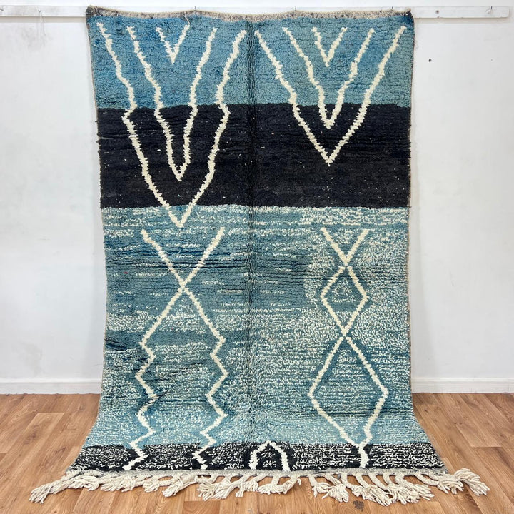 Vintage Moroccan wool rug 775 – handmade blue and cream Berber wool carpet with geometric diamond design, 242 × 161 cm (7.94 × 5.28 ft).