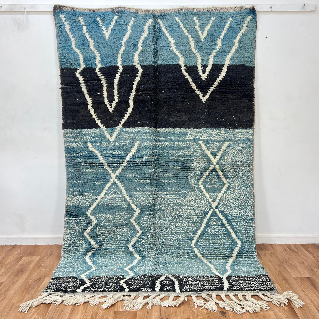 Vintage Moroccan wool rug 775 – handmade blue and ivory Berber carpet (242 × 161 cm / 7.94 × 5.28 ft).