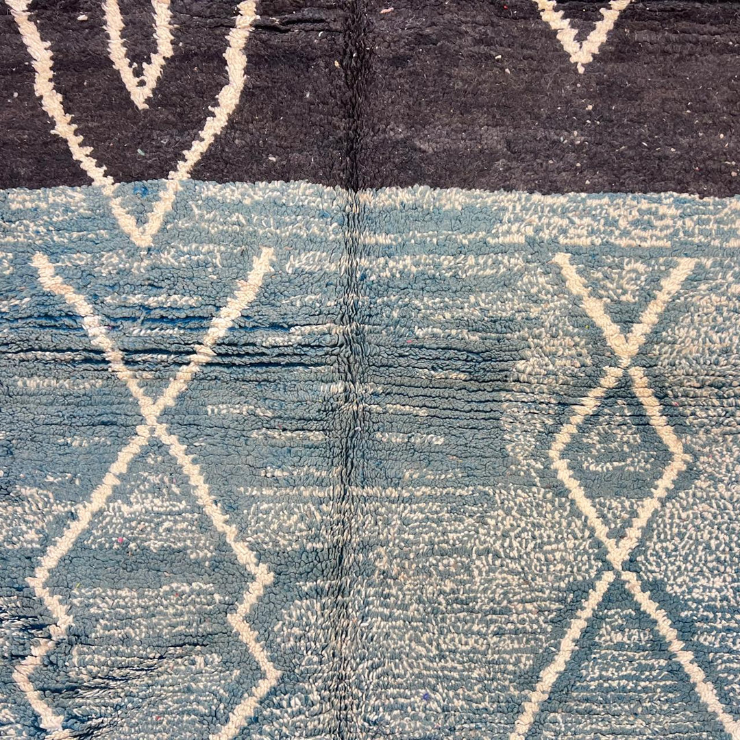 Vintage Moroccan wool rug 775 – handmade blue and ivory Berber carpet (242 × 161 cm / 7.94 × 5.28 ft).