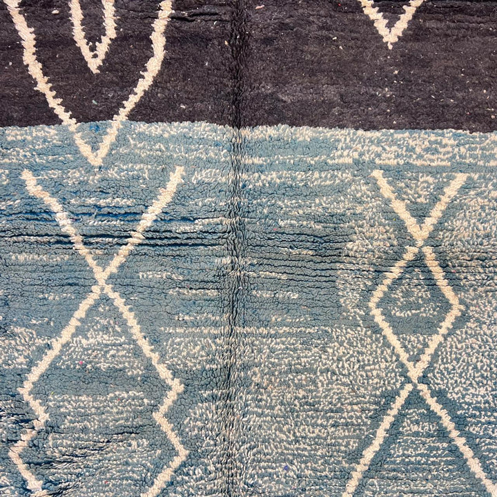 Vintage Moroccan wool rug 775 – handmade blue and ivory Berber carpet (242 × 161 cm / 7.94 × 5.28 ft).