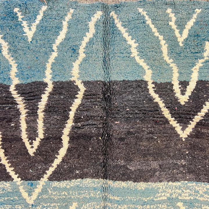 Vintage Moroccan wool rug 775 – handmade blue and ivory Berber carpet (242 × 161 cm / 7.94 × 5.28 ft).