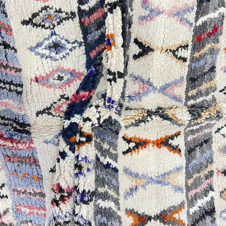 Vintage Moroccan wool rug 259 – handmade tribal diamond pattern in cream, charcoal, and color accents (253 × 160 cm).