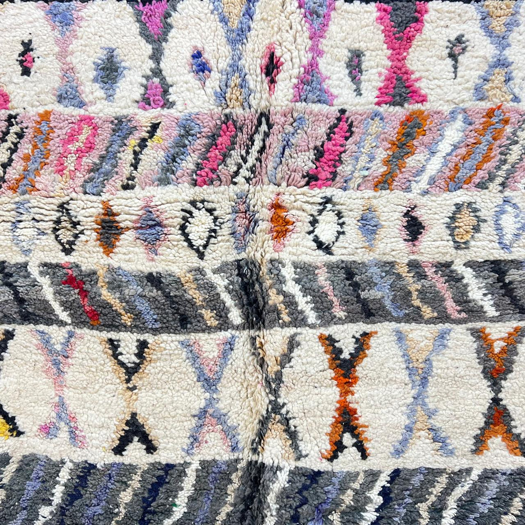 Vintage Moroccan wool rug 259 – handmade tribal diamond pattern in cream, charcoal, and color accents (253 × 160 cm).