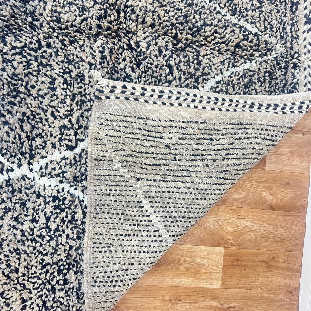 Vintage Moroccan wool rug 851 – handwoven Berber Beni Ourain carpet in black and ivory diamond design (296 × 196 cm).
