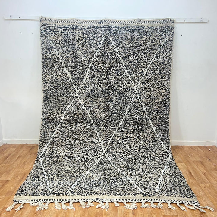 Vintage Moroccan wool rug 851 – handwoven Berber Beni Ourain carpet in black and ivory diamond design (296 × 196 cm).