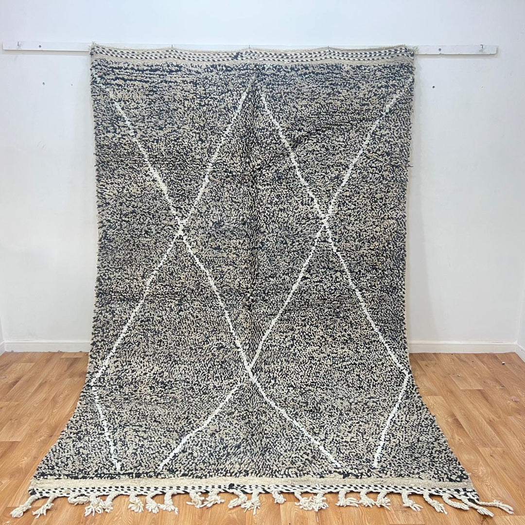 Vintage Moroccan wool rug 851 – handwoven Berber Beni Ourain carpet in black and ivory diamond design (296 × 196 cm).