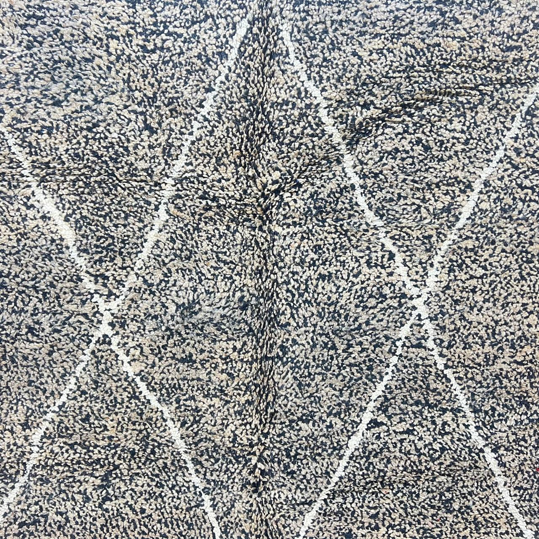 Vintage Moroccan wool rug 851 – handwoven Berber Beni Ourain carpet in black and ivory diamond design (296 × 196 cm).