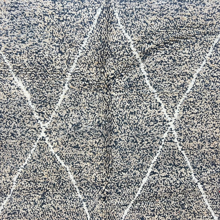 Vintage Moroccan wool rug 851 – handwoven Berber Beni Ourain carpet in black and ivory diamond design (296 × 196 cm).