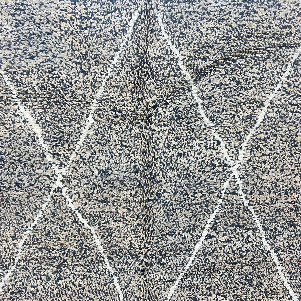 Vintage Moroccan wool rug 851 – handwoven Berber Beni Ourain carpet in black and ivory diamond design (296 × 196 cm).