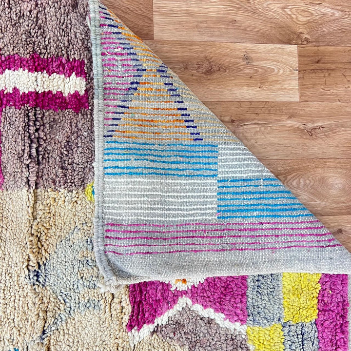 Vintage Moroccan wool rug 906 – handmade colorful Berber carpet with geometric and cross motifs (281 × 190 cm / 9.22 × 6.23 ft).