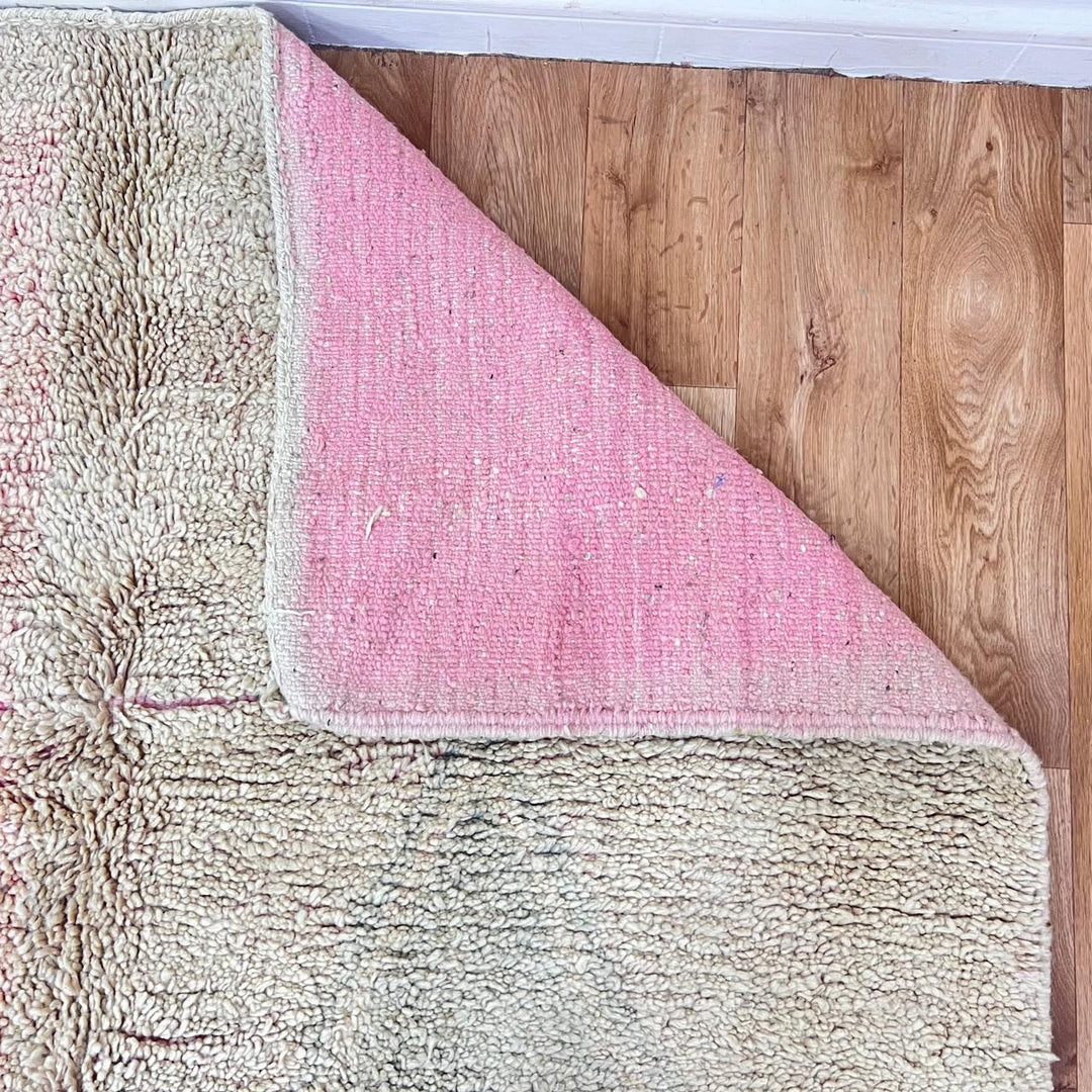 Vintage Moroccan wool rug 339 – handmade pastel beige and pink abstract design (265 × 156 cm).